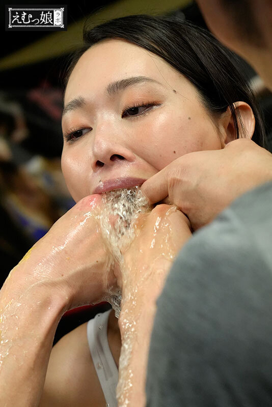 「三池小春 格闘家M女が挑む過激イラマチオ&3P・4Pプレイ|喉奥責めに悶える姿が話題」のサンプル画像2枚目