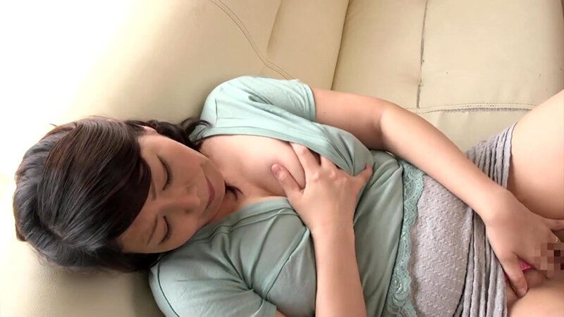 「【熟女】豊満巨乳の人妻義母が娘婿を誘惑!淫らなオナニーとフェラで魅せる背徳プレイ」のサンプル画像11枚目