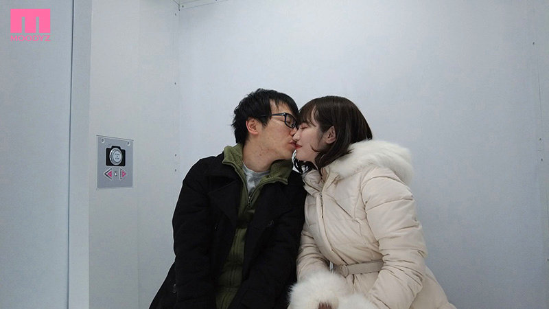 「小野六花が痴女責め！M男を焦らして男の潮吹き＆フェラで強制射精させる美少女小悪魔プレイ」のサンプル画像4枚目