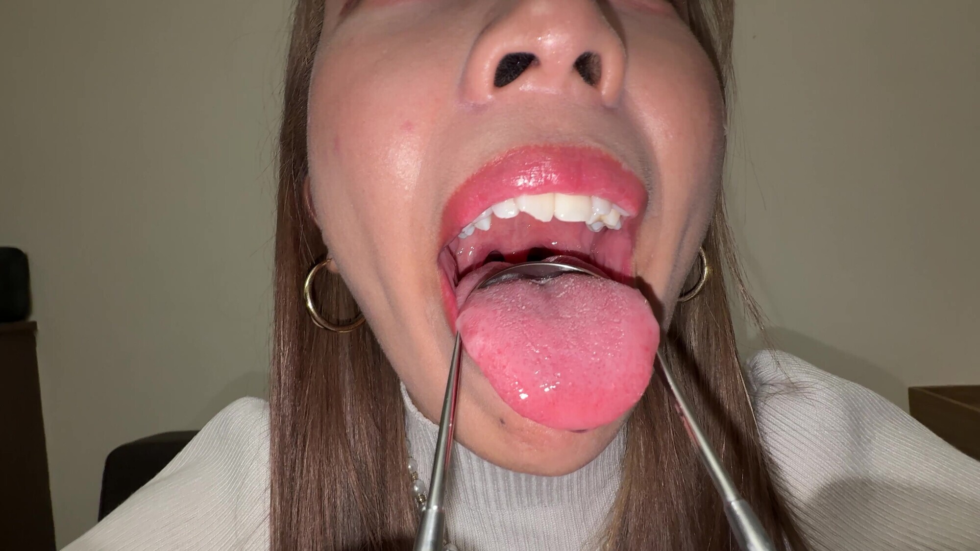 「【個人撮影】若菜めありの舌ブラシで「汚舌苔」採取」のサンプル画像16枚目