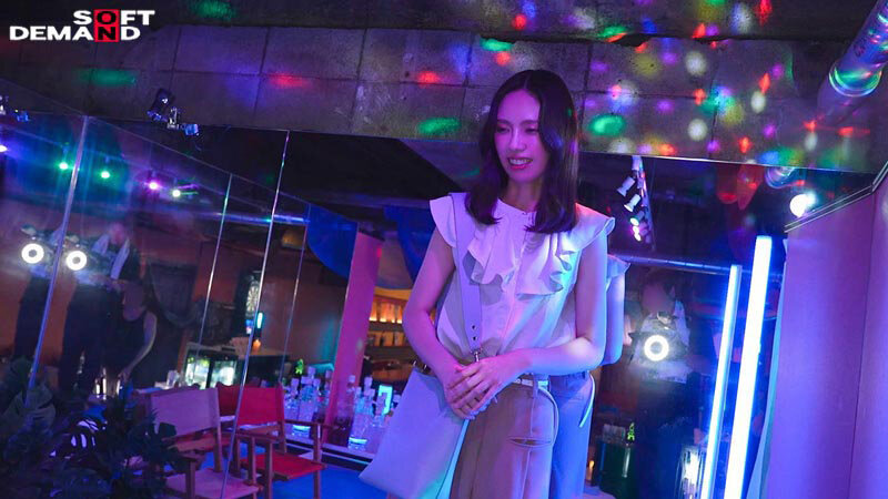 「長身スレンダー人妻・栗原早苗が初めての3P・4P大乱交で絶頂！49歳の本気イキ体験」のサンプル画像10枚目