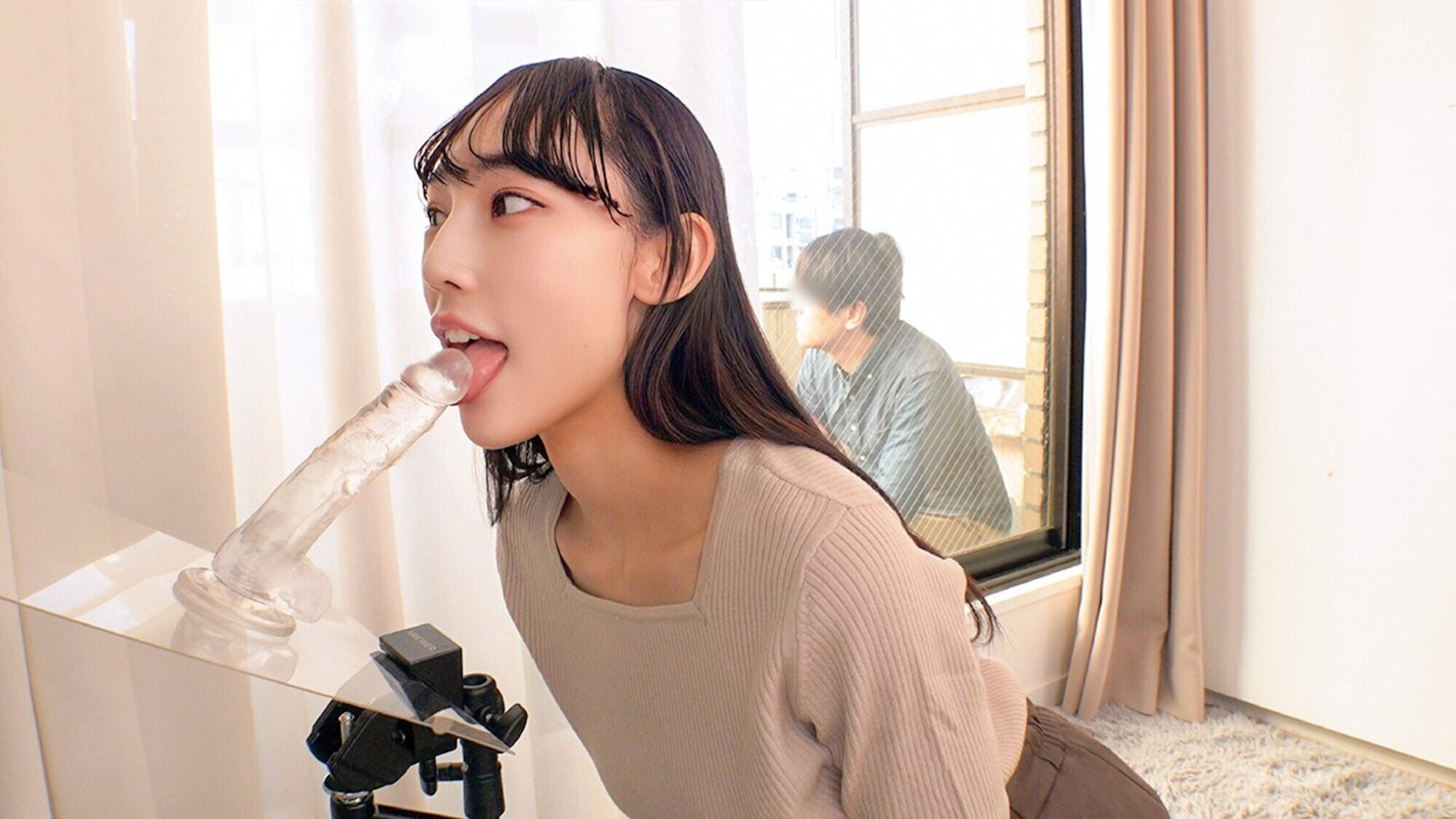 「マジックミラーの向こうには愛する旦那様／／育児に追われる欲求不満なママさんが夫の目の前でお口だけでじゅぼんじゅっぼんバキュームノーハンドフェラ！？恥ずかしそうにお口だけでデカチンおしゃぶり夢中になりすぎてムラムラ爆発＆赤面発情･･･パパの目の前で生ハメ生ハメSEX（ ゜Д゜）総発射20発！4人全員中出しSP」のサンプル画像2枚目