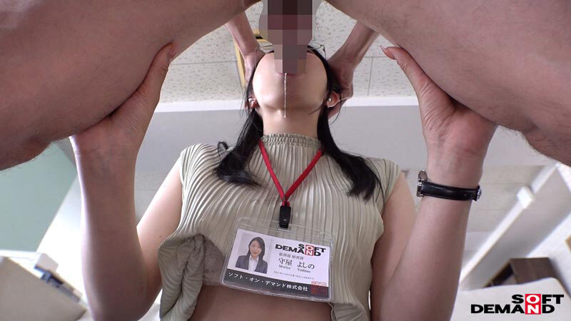 「守屋よしの M女秘書がイラマチオ＆スパンキングで調教される OL屈辱プレイ動画」のサンプル画像7枚目