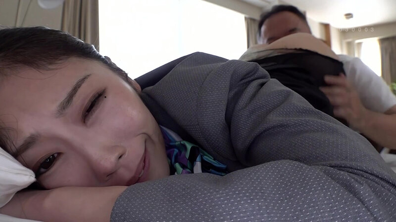 「小松杏のスチュワーデスコスプレで濃厚キス&潮吹き!スレンダー熟女の悶絶フェラプレイ」のサンプル画像7枚目