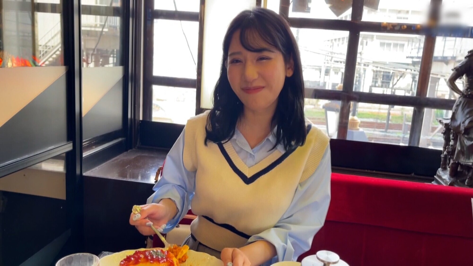 「大人っぽい色気のある外見と愛嬌のある空気感で無邪気さ全開の25歳美女と個撮テイでラブホで潮吹き嵌め撮りセックス！」のサムネイル