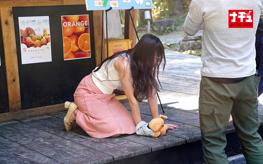 「【素人】推定Iカップお天気キャスター風美女が痴○されて敏感に感じる羞恥プレイ動画」のサンプル画像4枚目