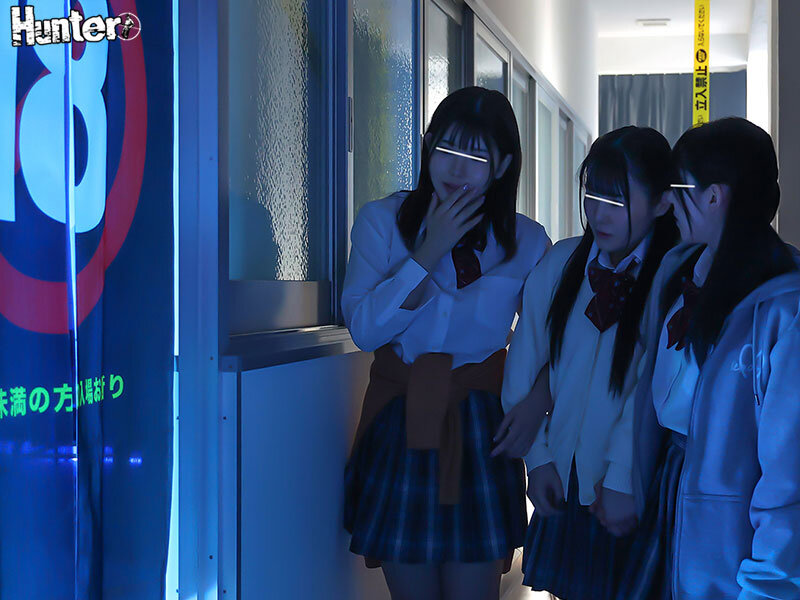 「【女子校生】旧校舎の秘密スペースで3P・4P中出し乱交！欲求不満な制服美少女たちとヤリ放題」のサンプル画像3枚目