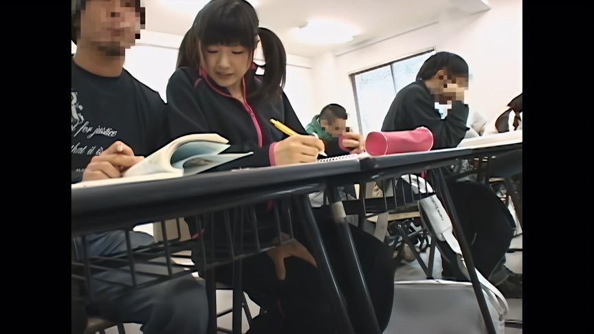 「【AIリマスター】大学の授業中に痴●され声も出せず絶頂する女子大生」のサンプル画像4枚目
