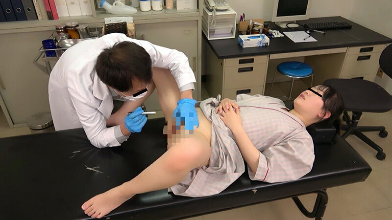 「【素人人妻】産婦人科で羞恥プレイ＆中出しされる美人主婦5名の禁断映像」のサンプル画像14枚目