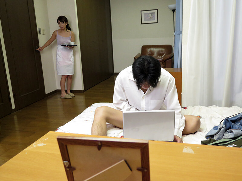 「【熟女・人妻】巨乳巨尻の母親が息子に中出しご奉仕！禁断の近親相姦4時間8人収録」のサムネイル