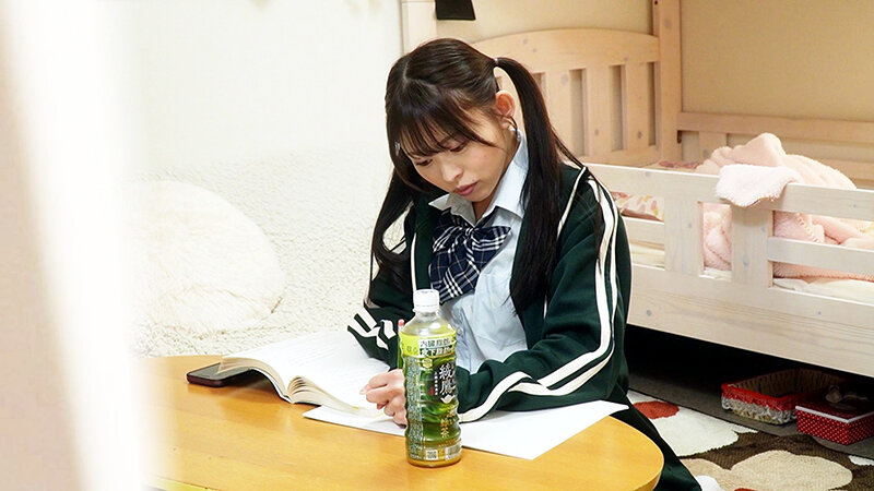 「素人女子校生の覚えたてオナニー盗撮！制服姿の貧乳美少女が指マンで感じる一人エッチ」のサンプル画像1枚目