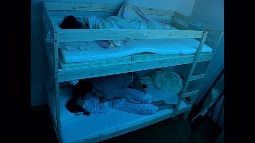 「【AIリマスター】2段ベッドが揺れるほど感じる姉の喘ぎ声を聞いて発情しだす妹3」のサムネイル