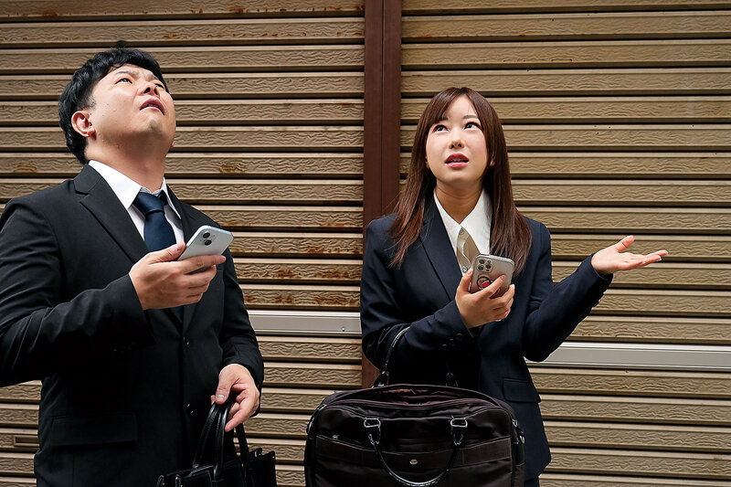 「若葉結希が美乳パイパンOLに!部下との相部屋でフェラ&オナニー披露する逆NTR作品」のサンプル画像3枚目