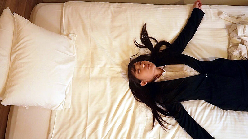 「【素人OL】ビジネスホテルで美乳制服女子の無防備オナニーを盗撮・のぞき見する興奮映像」のサムネイル