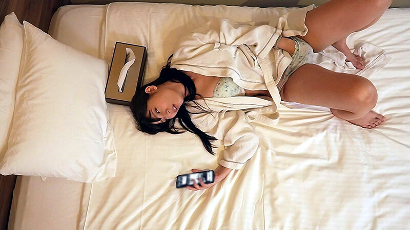 「【素人OL】ビジネスホテルで美乳制服女子の無防備オナニーを盗撮・のぞき見する興奮映像」のサンプル画像5枚目