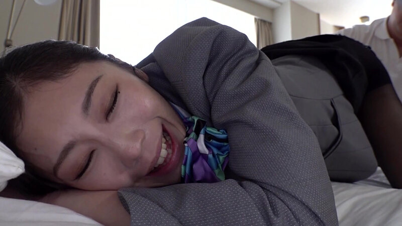 「小松杏がスチュワーデス姿でフェラ＆騎乗位ご奉仕！制服美女の濃厚プレイ」のサンプル画像7枚目