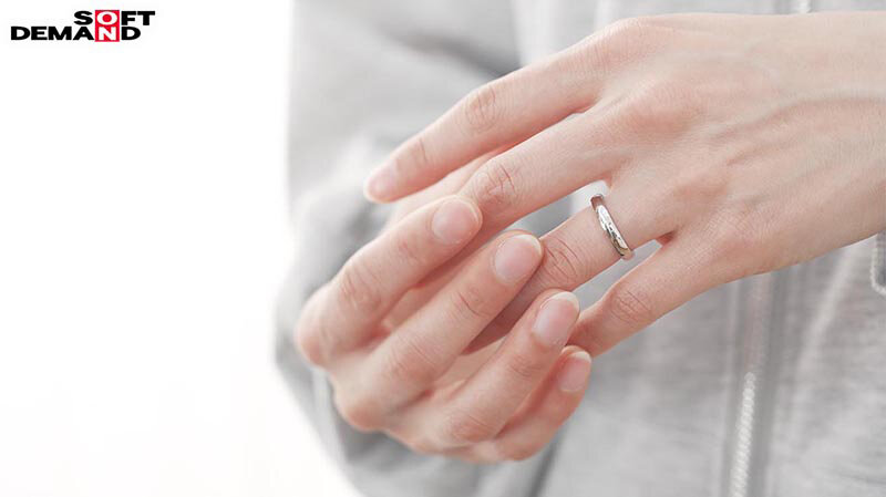 「玉井晴香が3P・4Pで潮吹き絶頂!美乳人妻ママの初めての複数プレイ体験」のサンプル画像4枚目