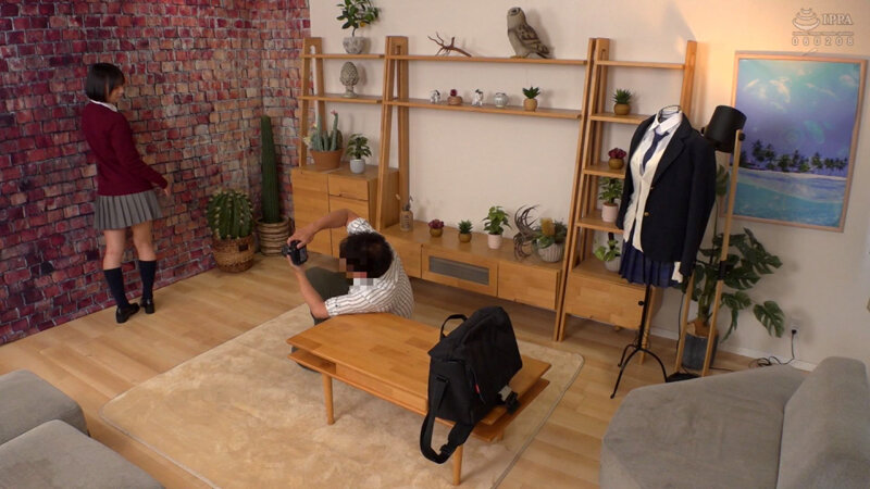 「もなみ鈴 制服JKの貧乳スレンダー美少女が中出し盗撮される巨尻素人プレイ」のサンプル画像1枚目