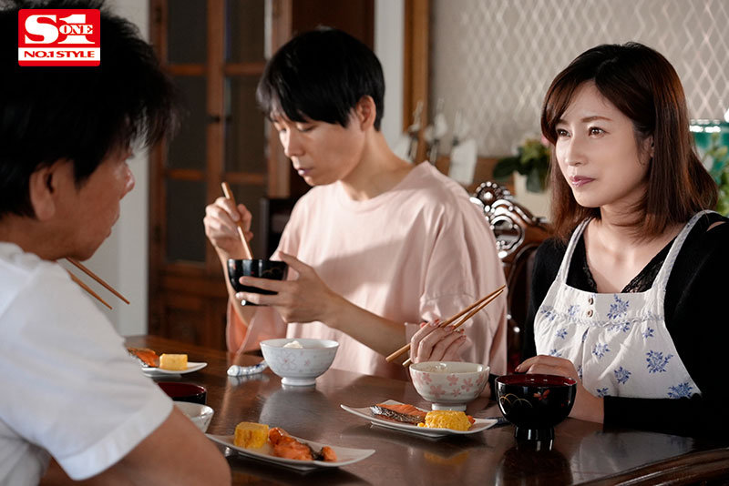 「【奥田咲】巨乳義母との禁断の近親相姦!パイズリとアクメで絶頂を繰り返す濃密セックス」のサンプル画像1枚目