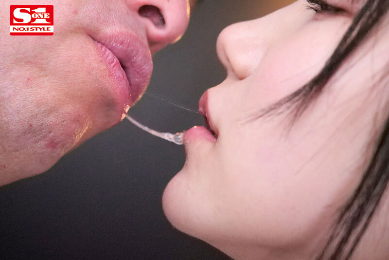 「三田真鈴が中年男性と濃厚キス・接吻で絡み合う3P・4P作品｜美少女女優の過激プレイ」のサンプル画像2枚目