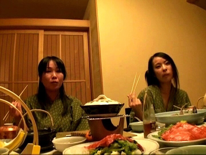 「【人妻不倫】欲求不満な主婦が温泉旅行で乱交プレイに溺れる熟女の背徳セックス」のサンプル画像8枚目