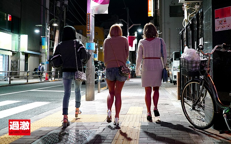 「【素人ギャル】グループ全員に指マンで潮吹きさせて中出しする追跡ナンパ動画」のサンプル画像15枚目