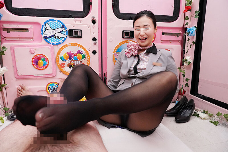 「【素人CA】スレンダー痴女キャビンアテンダントが黒パンスト騎乗位で中出し懇願」のサンプル画像3枚目