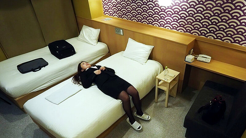 「【素人OL】制服姿の巨乳美女がホテルで無防備オナニー｜盗撮・のぞき系で興奮必至の秘蔵映像」のサムネイル