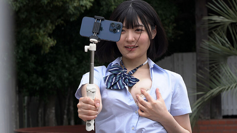 「【素人JK】制服女子校生が野外露出で羞恥プレイ！清楚な優等生の恥ずかしい姿を晒す辱め体験」のサンプル画像1枚目