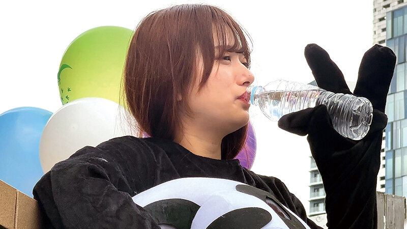 「【素人】遊園地キャスト4名の着替え盗撮＆中出し映像｜着ぐるみの中の人プライベート流出」のサンプル画像2枚目