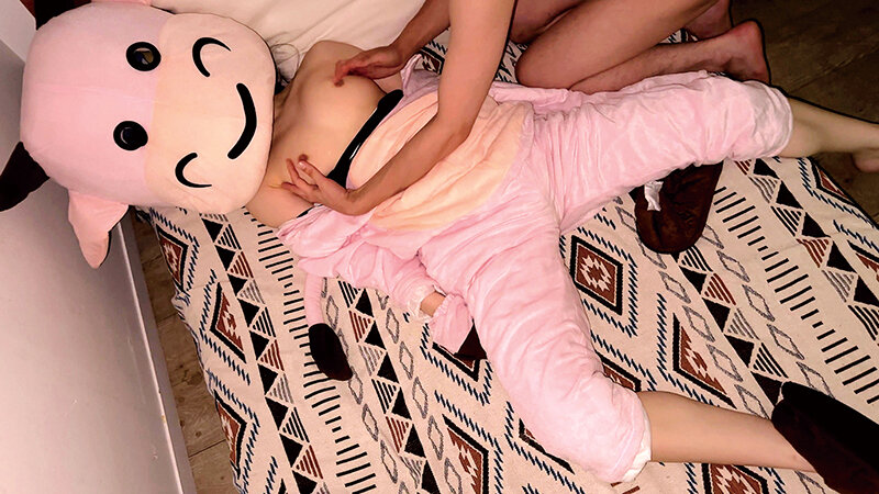 「【素人】遊園地キャスト4名の着替え盗撮＆中出し映像｜着ぐるみの中の人プライベート流出」のサンプル画像8枚目