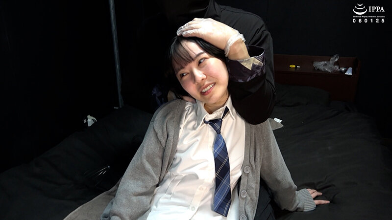 「【加護まり】制服美女への人力拘束くすぐりマッサージが背徳的すぎる【くすぐりフェチ】」のサンプル画像2枚目