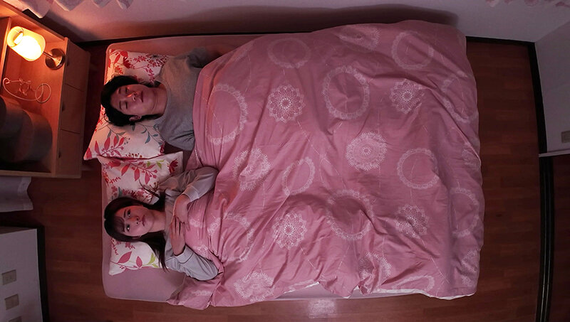 「新村あかり・沙月恵奈が人妻スワッピング3Pで乱れる！レズ調教される新婚妻の禁断プレイ」のサンプル画像20枚目