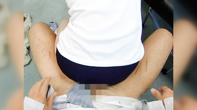 「【素人JK】制服女子校生の足コキ＆オナニー！太ももコキで密着プレイする美少女動画」のサンプル画像1枚目