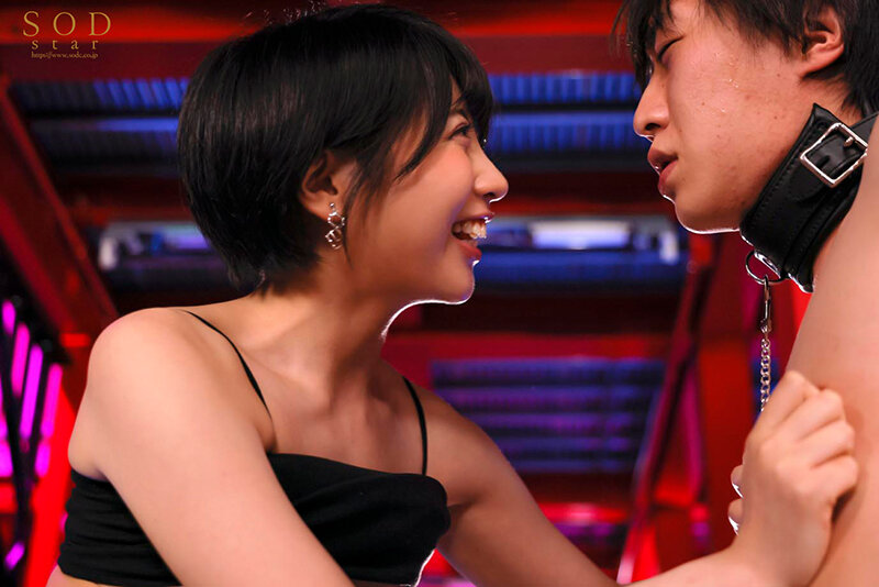 「夏目響がM男を責める中出しプレイ!スレンダー巨乳美女の猟奇的ペット調教が凄い」のサンプル画像3枚目