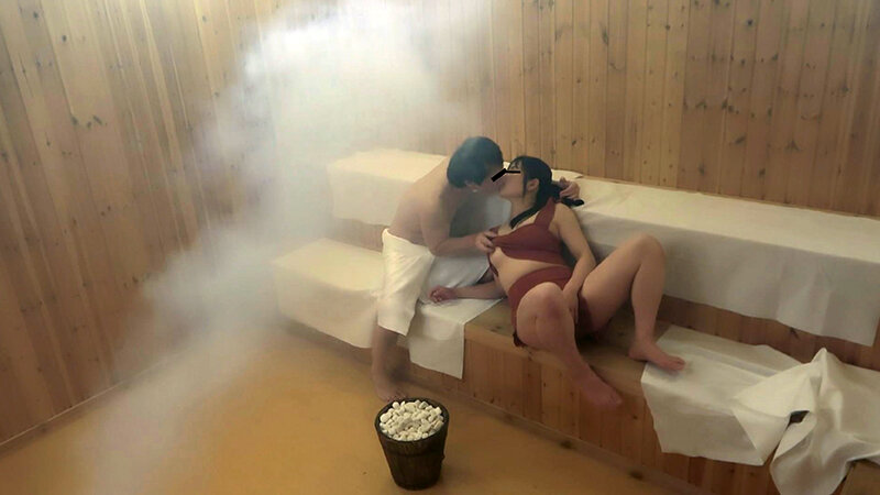 「【素人】巨乳女子が汗だくサウナで感じまくり中出し性交!秘蔵映像5名収録」のサンプル画像11枚目