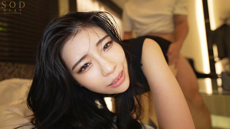 「【素人れい】Sクラス巨乳美女とハメ撮り中出し&イラマチオ!高級愛人との濃厚プレイ」のサンプル画像4枚目