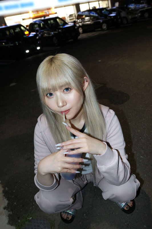 「【素人ギャル】深夜コンビニでナンパした美女とフェラ＆3Pプレイで顔射フィニッシュ」のサンプル画像3枚目