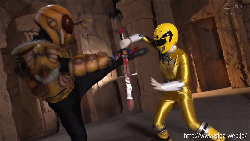 「泉りおんが女戦士に変身!ヒロインピンチで絶体絶命の戦隊バトルアクション」のサンプル画像12枚目