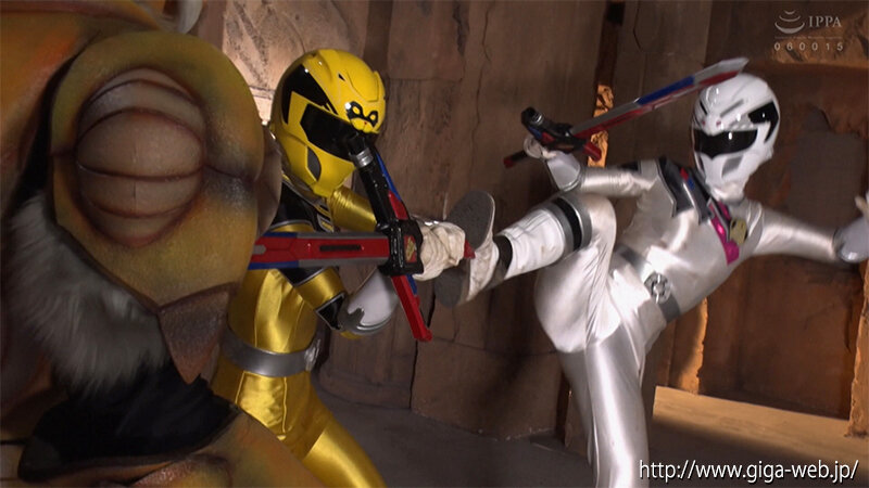 「泉りおんが女戦士に変身!ヒロインピンチで絶体絶命の戦隊バトルアクション」のサンプル画像13枚目