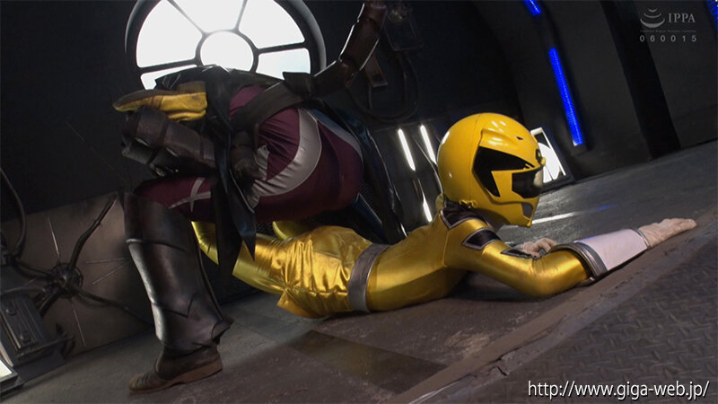 「泉りおんが女戦士に変身!ヒロインピンチで絶体絶命の戦隊バトルアクション」のサンプル画像16枚目