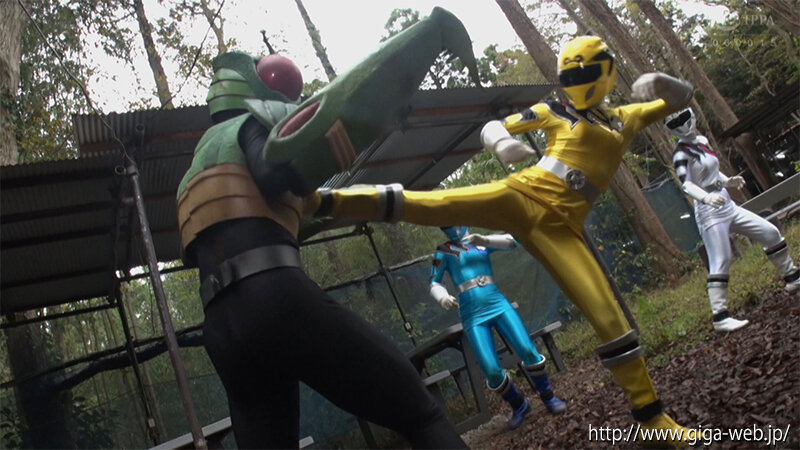 「泉りおんが女戦士に変身!ヒロインピンチで絶体絶命の戦隊バトルアクション」のサンプル画像7枚目