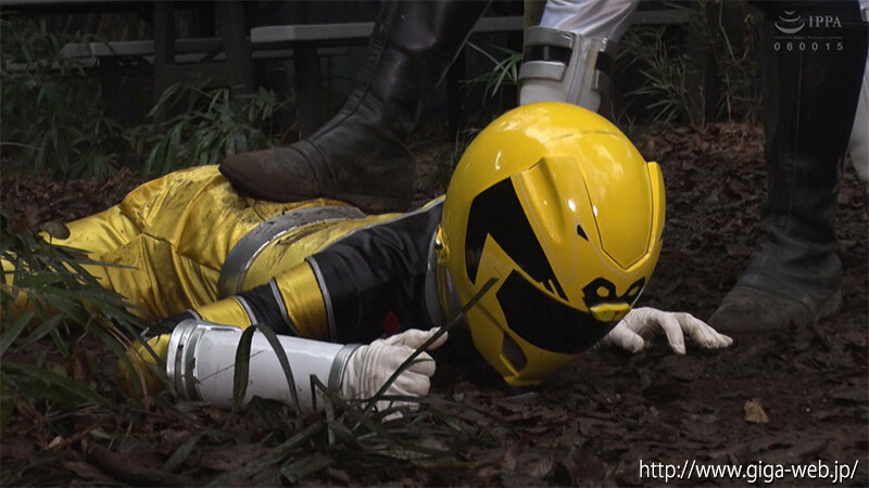 「泉りおんが女戦士に変身!ヒロインピンチで絶体絶命の戦隊バトルアクション」のサンプル画像9枚目