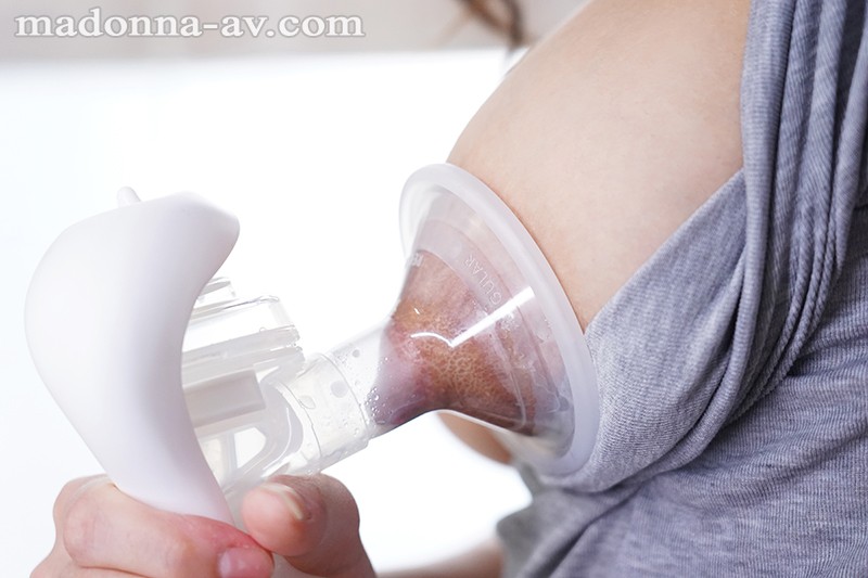 「さとう白音の母乳プレイが凄い!巨乳人妻熟女の背徳ミルクシャワー作品を徹底レビュー」のサンプル画像4枚目