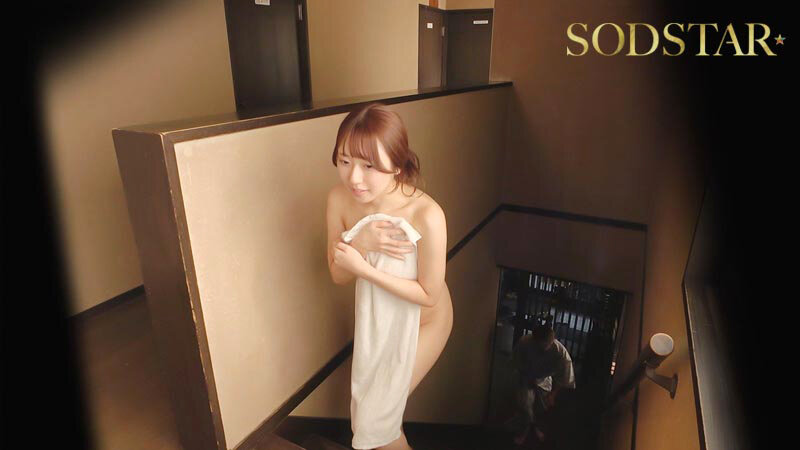 「スレンダー女優・天神羽衣が温泉で羞恥プレイ！野外露出と乱交に挑戦する衝撃作品」のサンプル画像10枚目