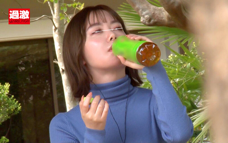 「【素人】野外露出で潮吹きオナニー！異物挿入で絶頂アクメする美女の過激プレイ動画」のサンプル画像9枚目