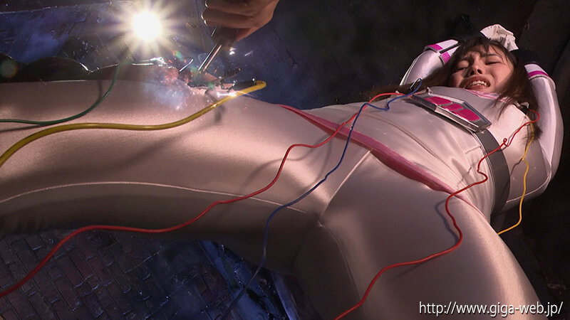 「及川うみが女戦士に変身!アースホワイトの屈辱と快感に悶える特撮ヒロインピンチ」のサンプル画像10枚目