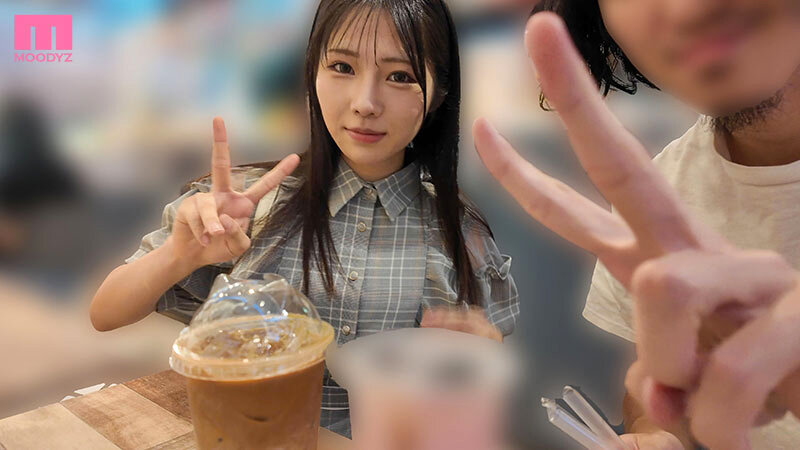 「小柄美少女・夏色みかが激しいイラマチオと乱交中出しで乱れる！ミニ系女優の本気SEX」のサンプル画像1枚目