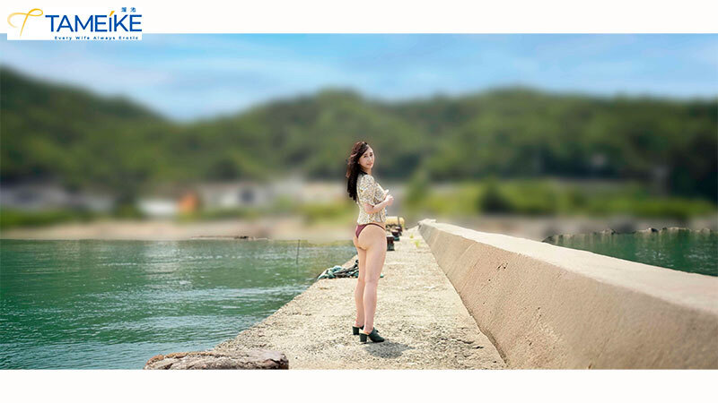 「小宮かおる 37歳人妻がハメ撮りで魅せる熟女の色気｜3P・4Pで乱れる主婦のAVデビュー作」のサンプル画像12枚目