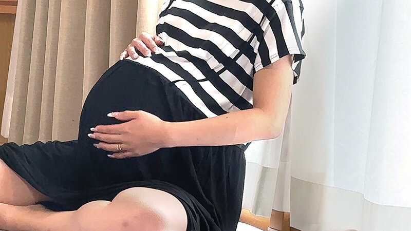 「【素人妊婦】出産間近の人妻4人が盗撮被害！禁断の中出し映像が流出【のぞき】」のサンプル画像18枚目